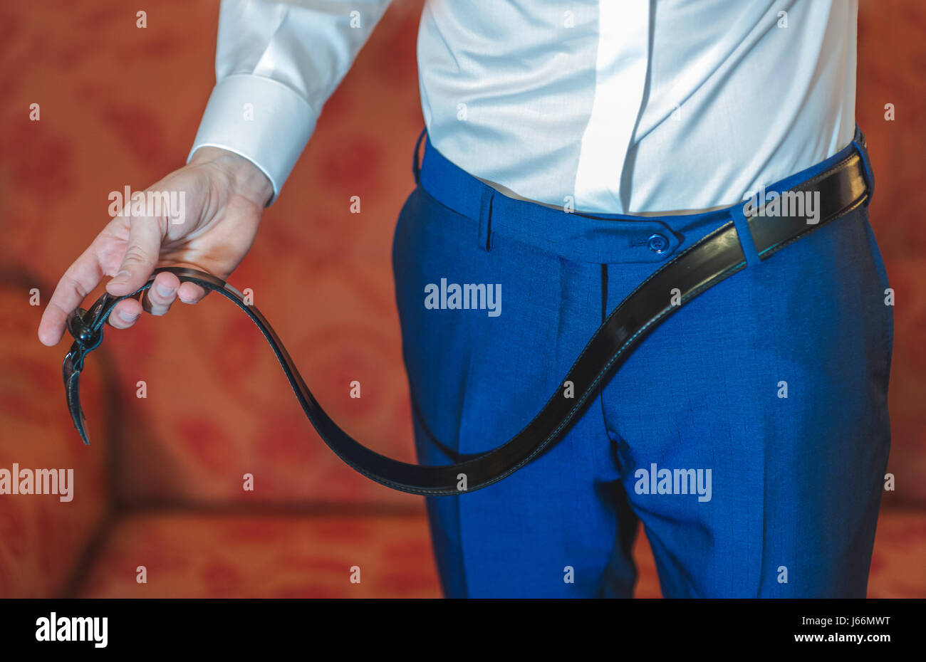 Gli uomini di vestirti con un elegante bue suit Foto Stock