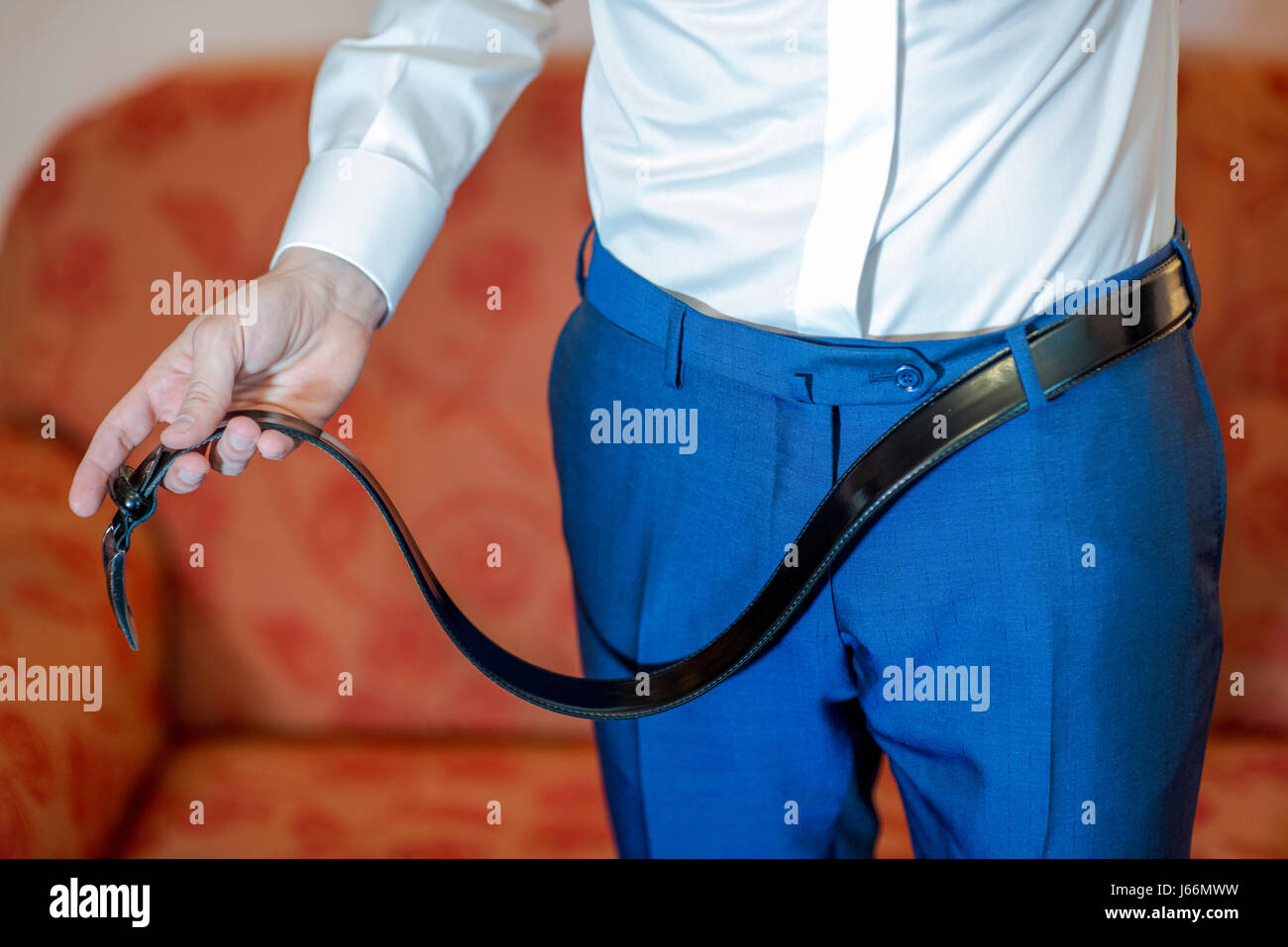 Gli uomini di vestirti con un elegante bue suit Foto Stock