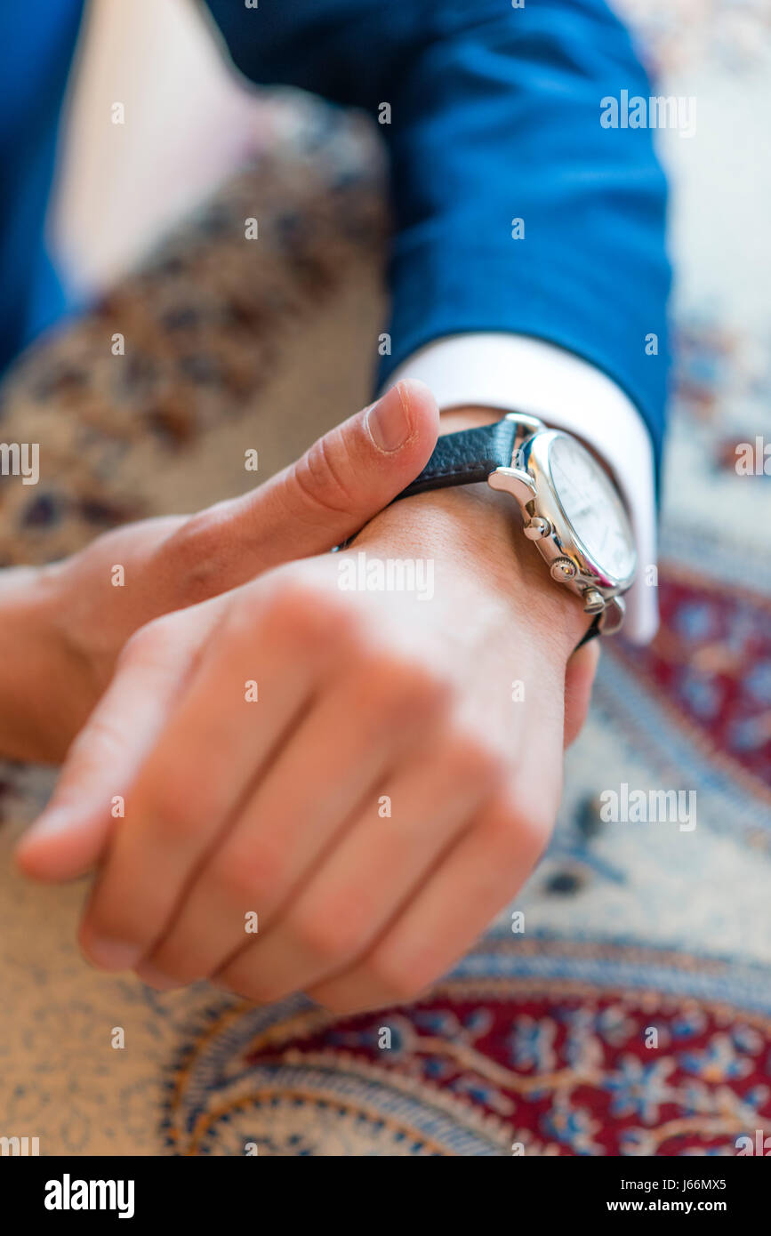 Gli uomini di vestirti con un elegante bue suit Foto Stock