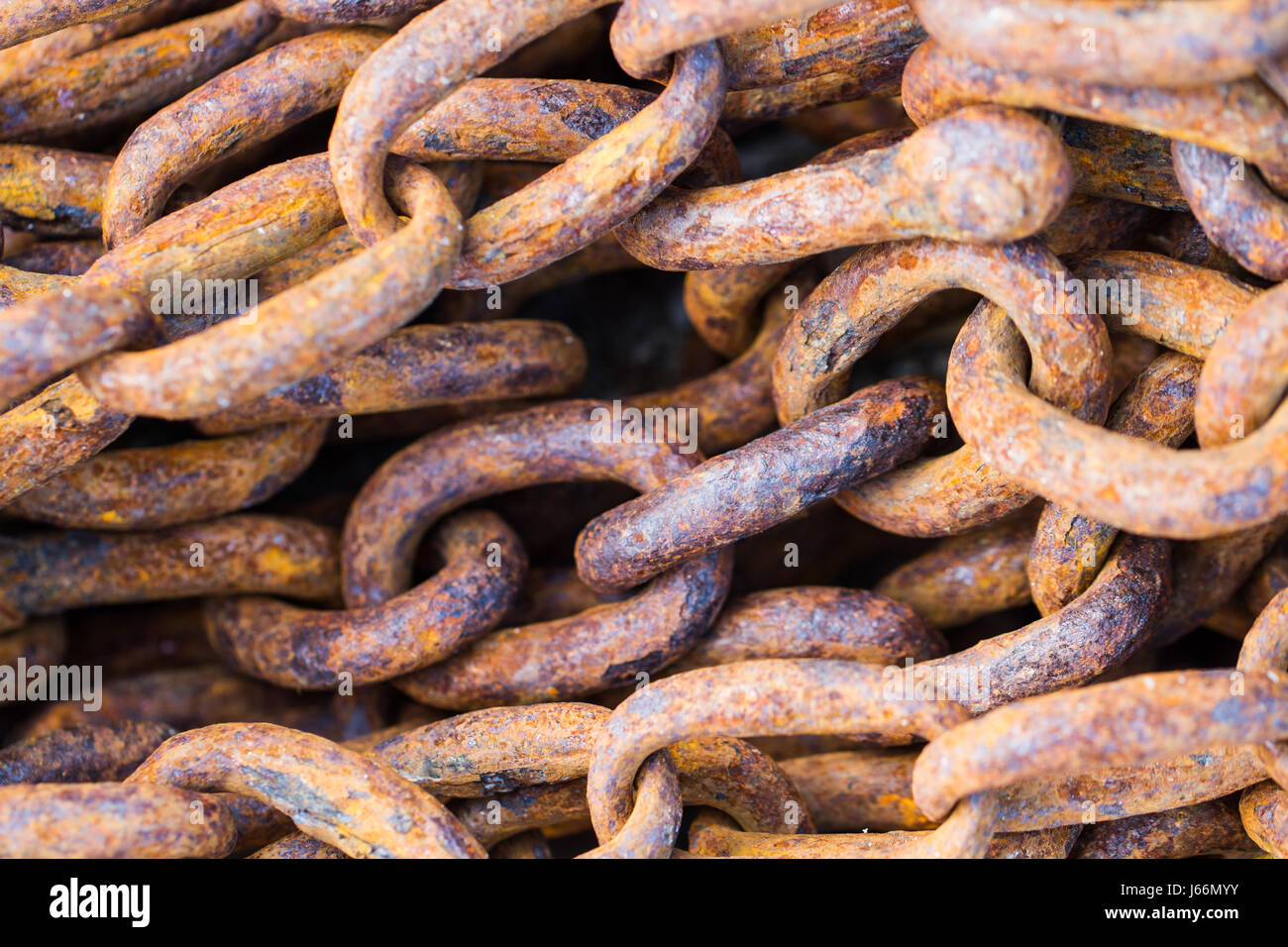 Un telaio pieno di spessore, Catena di metallo che è arrugginito, usurato e alterato in un settore industriale d'immagine di sfondo. Foto Stock