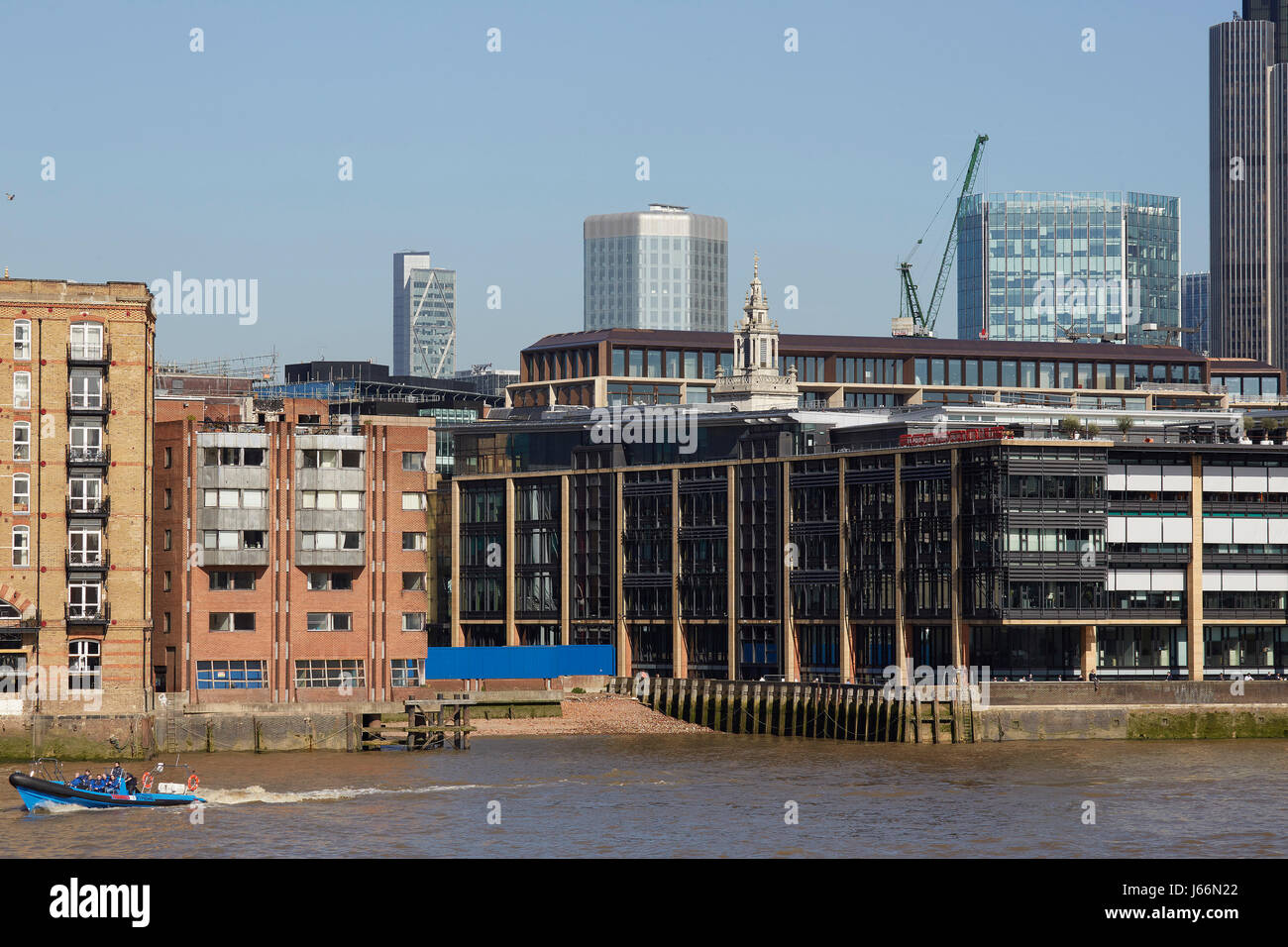 Vista dal Tamigi. Angel Court, Londra, Regno Unito. Architetto: Fletcher Sacerdote, 2017. Foto Stock