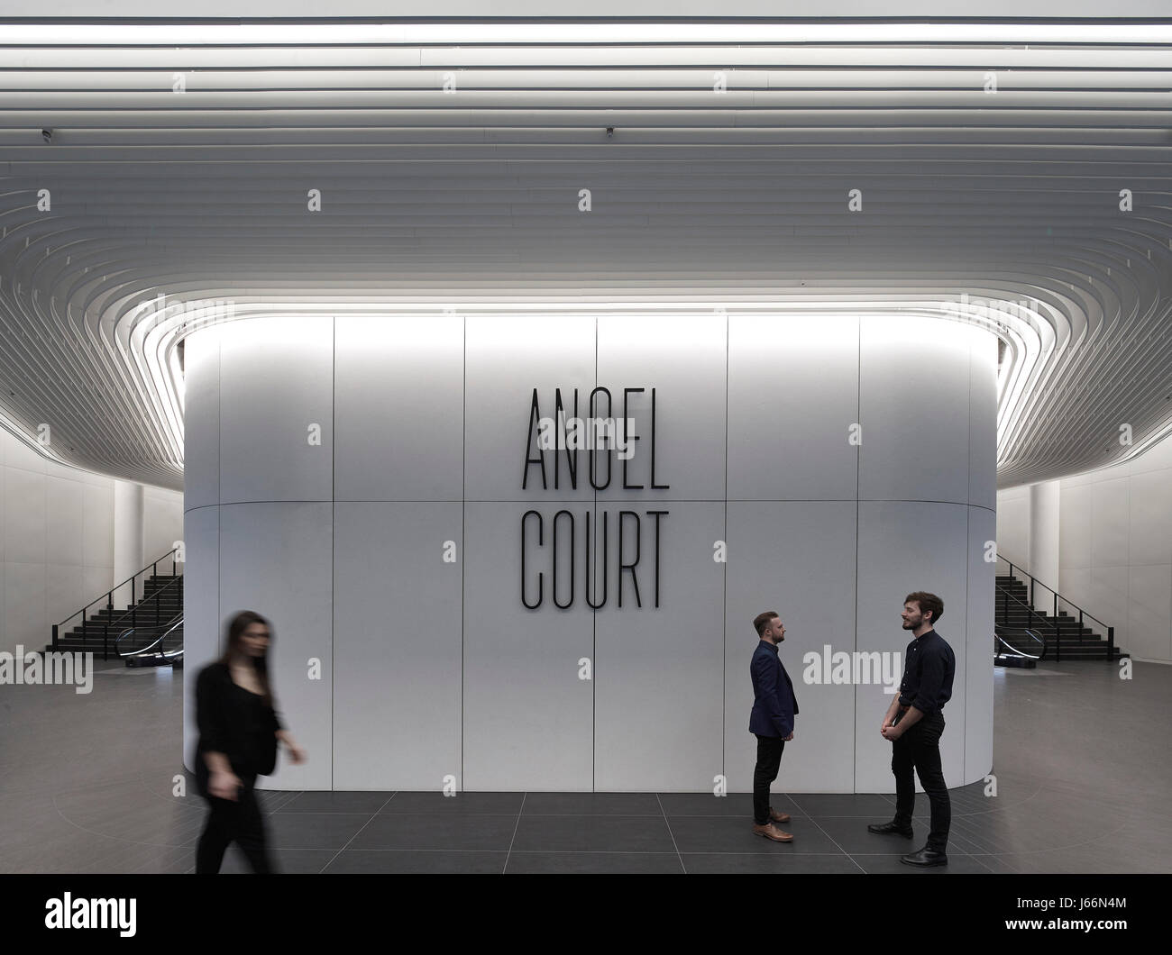Piano terra area di ricevimento con persone. Angel Court, Londra, Regno Unito. Architetto: Fletcher Sacerdote, 2017. Foto Stock