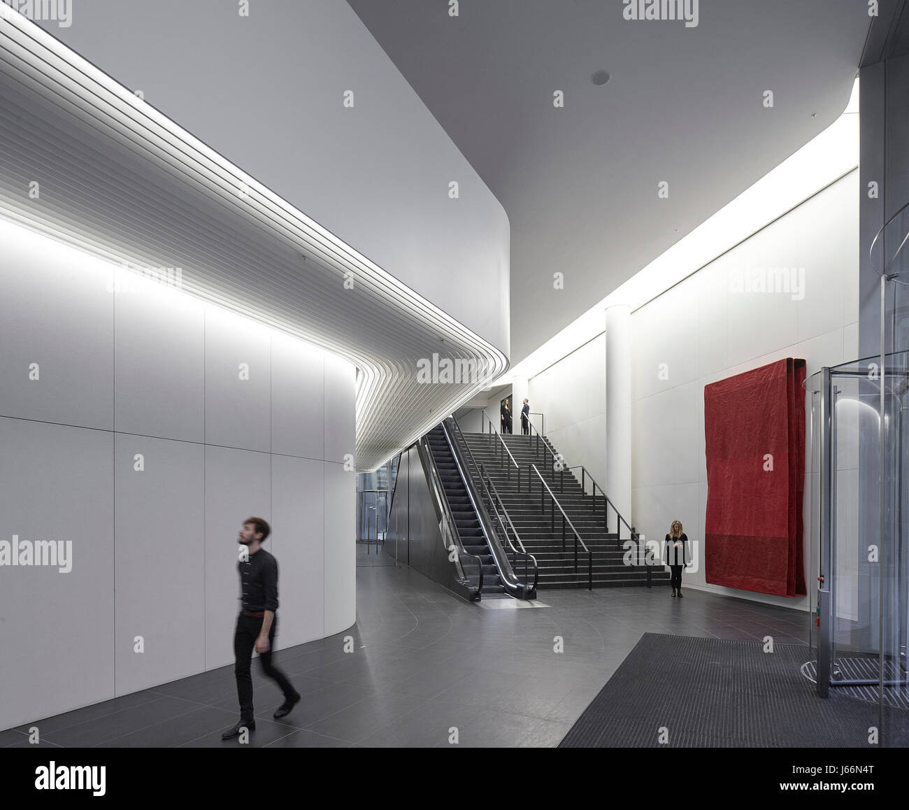 Piano terra area di ricevimento con persone. Angel Court, Londra, Regno Unito. Architetto: Fletcher Sacerdote, 2017. Foto Stock