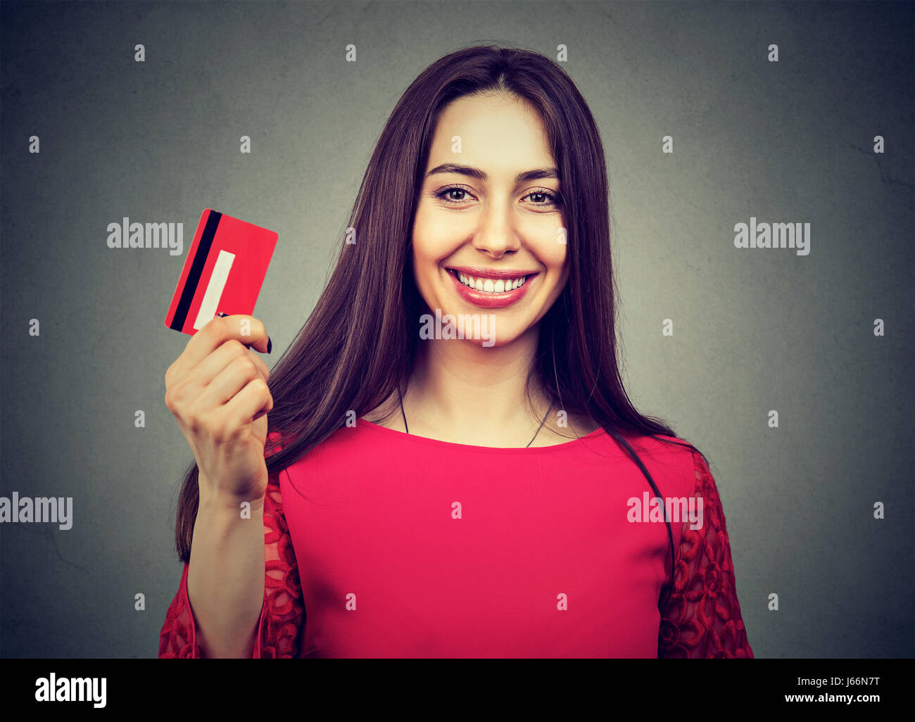 Felice giovane donna con carta di credito Foto Stock
