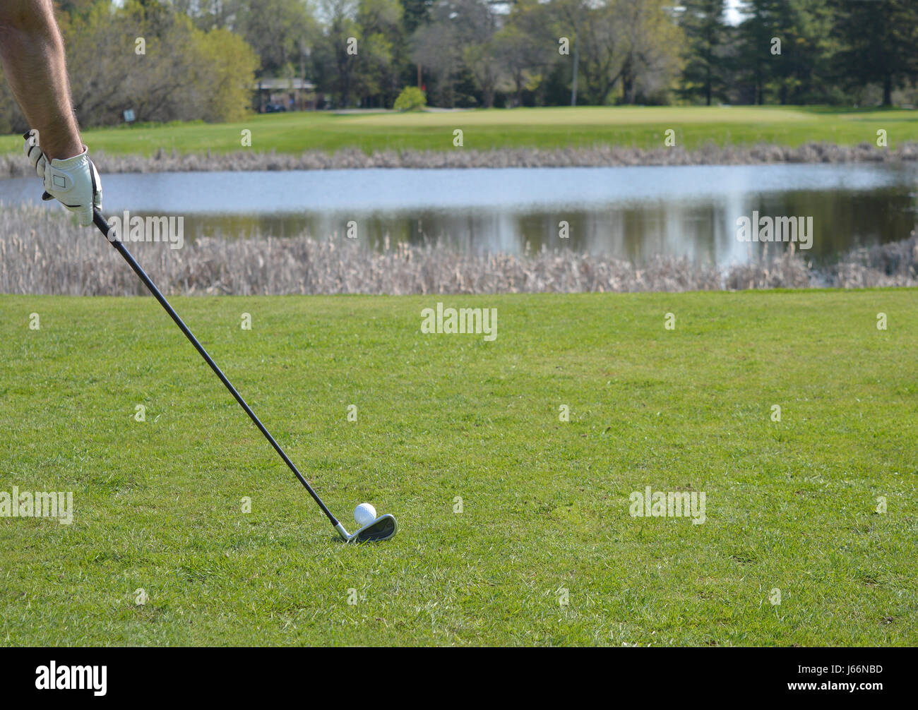 Il Golfer rinvio off per guida su di un separatore di acqua Foto Stock