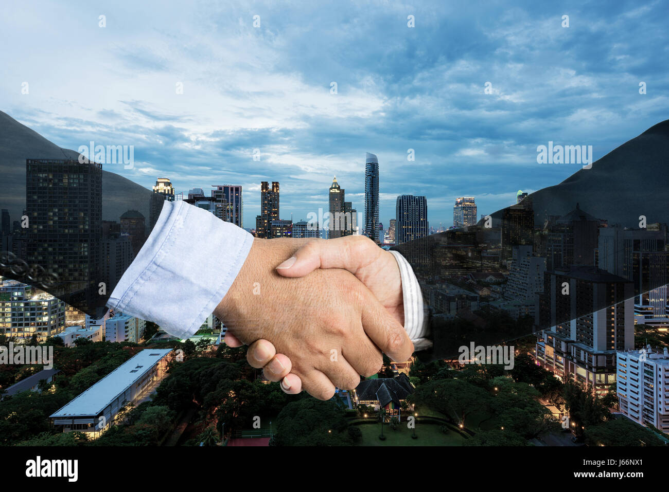 Trattativa o accordo concetto business handshake, doppia esposizione, di cooperazione o di partenariato imprese. Foto Stock