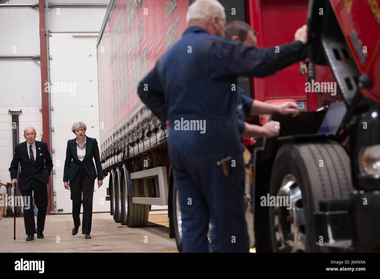 Partito conservatore leader Theresa Maggio, passeggiate con deposito a proprietario Andrew nero durante una visita alla sua società di trasporti a North Berwick, East Lothian, nel corso del suo partito sentiero di campagna per le elezioni generali, dopo aver frequentato la Scottish conservatori manifesto lancio al centro conferenze internazionale di Edimburgo. Foto Stock