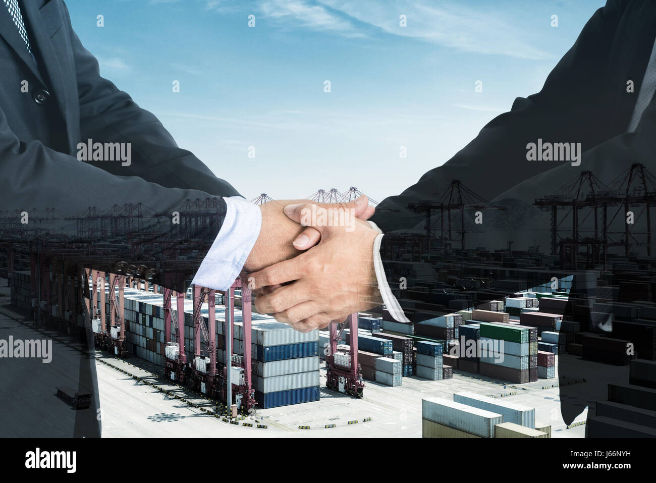 La doppia esposizione di un imprenditore handshake sulla porta con contenitori. Concetto di accordo commerciale del porto industriale, spedizione e trasporto, logist Foto Stock