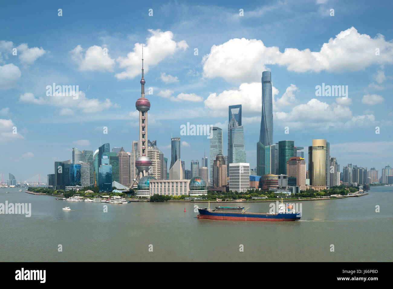 Lo skyline di Shanghai vista panoramica lungo il fiume Huangpu a Shanghai Lujiazui Pudong central business center in Cina a Shanghai. Foto Stock