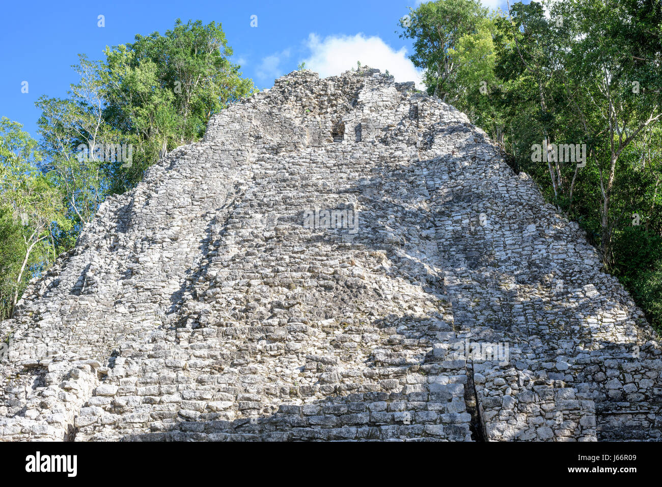Verso l'alto prospettica di una antica piramide Maya al Mayan Coba rovine del Messico, non è consentito salire e con nessuno su di esso Foto Stock