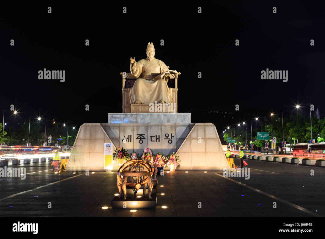 Gwanghwamun plaza durante la notte e la statua del Re Sejong Foto Stock