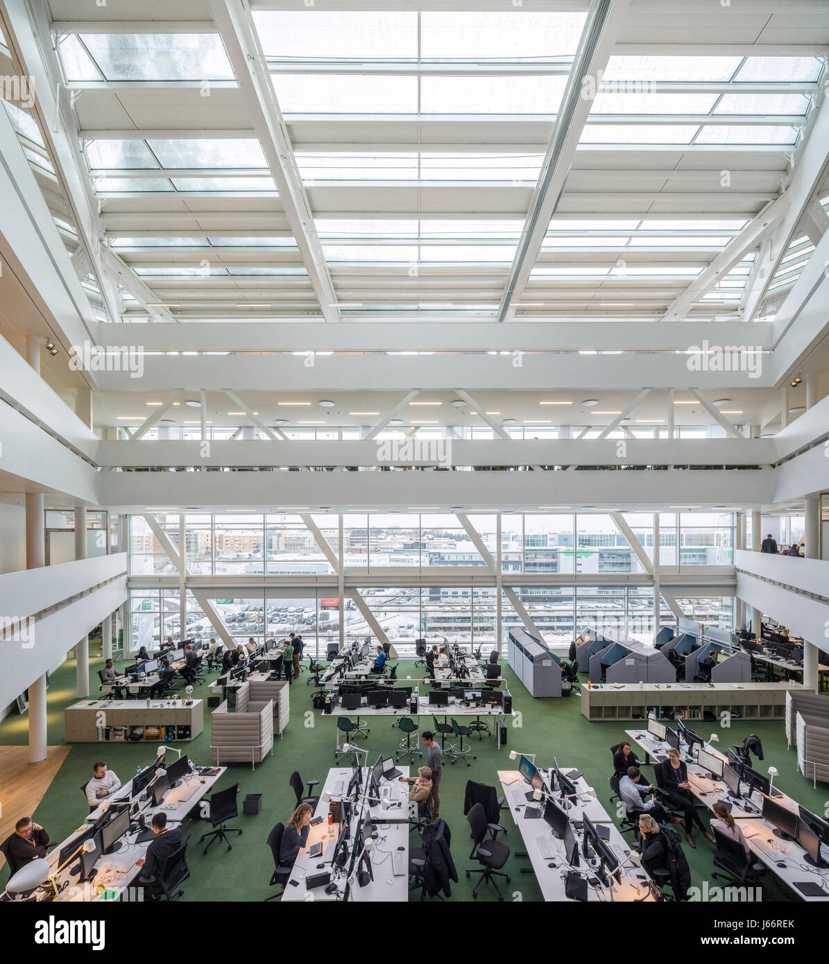 Vista in elevazione attraverso il trading floor con soffitto in vetro. Swedbank sede a Stoccolma Stoccolma, Svezia. Architetto: 3xn architetti, 2015. Foto Stock