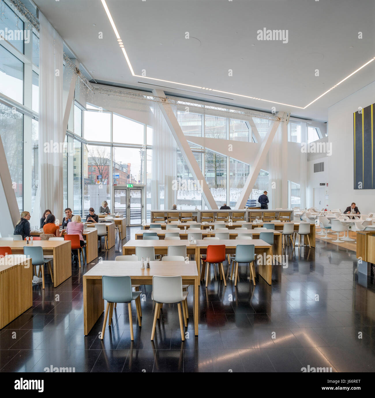 Mensa cafe ristorante con tavoli comunali e finestra a parete. Swedbank sede a Stoccolma Stoccolma, Svezia. Architetto: 3xn architetti, 2015. Foto Stock