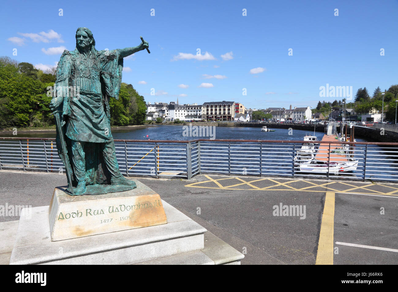 Statua di bronzo di Red Hugh O'Donnell sul molo di Donegal, Irlanda Foto Stock