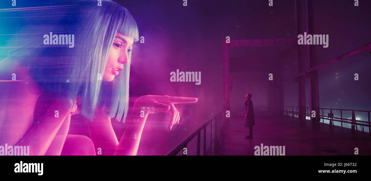 Contratto di locazione Data: Ottobre 6, 2017 Titolo: Blade Runner 2049 STUDIO: Columbia Pictures Regista: Denis Villeneuve trama: trenta anni dopo gli eventi del primo film, un nuovo blade runner, LAPD Officer K (Ryan Gosling), svela una lunga segreto sepolto che ha il potenziale di immergersi ciò che rimane della società nel caos. K la scoperta lo conduce alla ricerca Rick Deckard (Harrison Ford), un ex LAPD blade runner che è stato assente per 30 anni starring: Ryan Gosling come K (credito: Columbia Pictures/Entertainment Immagini) Foto Stock