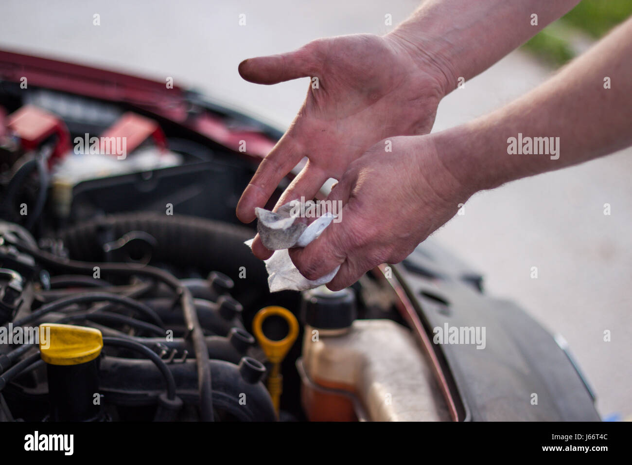 Master finito di riparazione di automobili, puro che le mani sporche durante la rimozione del guasto Foto Stock