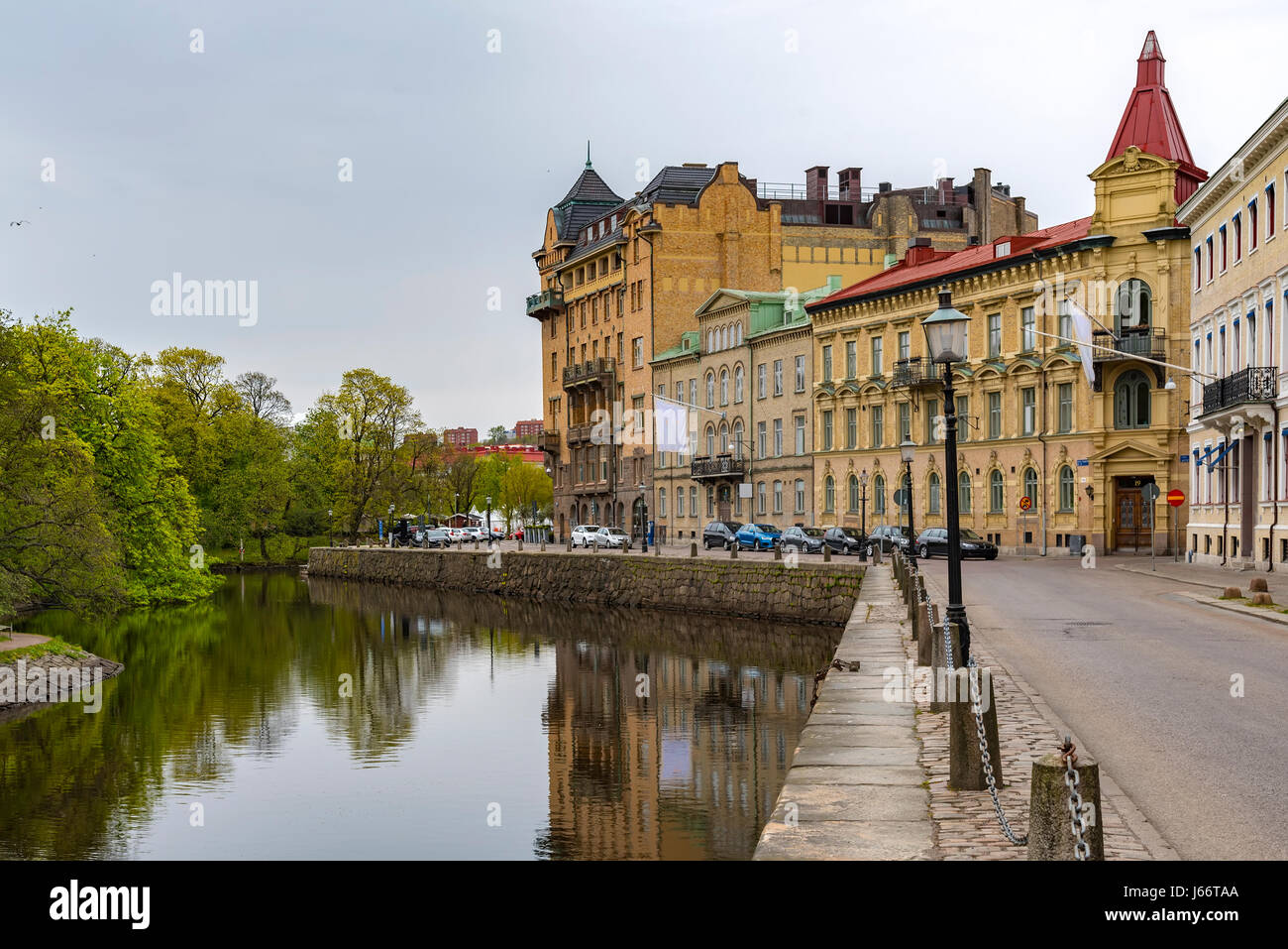 Una tipica scena cittadina dal canale principale che corre attraverso Göteborg in Svezia. Foto Stock