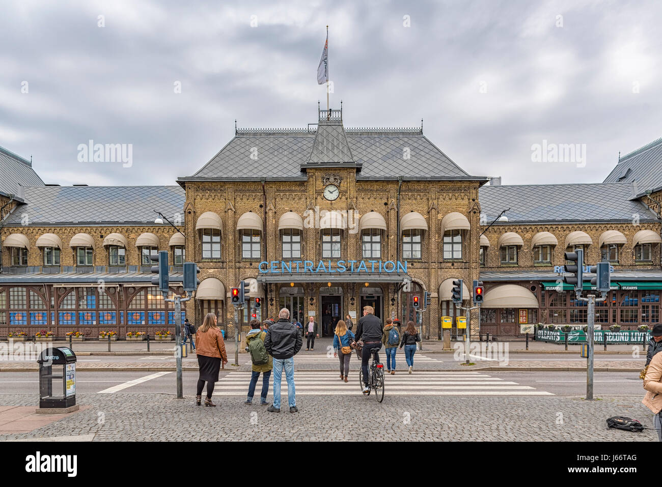 Göteborg, Svezia - 13 Maggio 2017: pendolari attraversando la strada sulla loro strada verso o dalla stazione centrale nella città svedese di Göteborg. Foto Stock