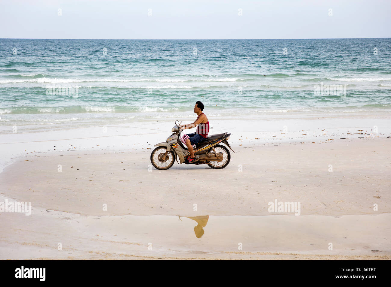 SAO BEACH, VIETNAM - 28 febbraio 2017: l'uomo non identificato sulla motocicletta sulla spiaggia Sao in Vietnam. Sao beach è una delle migliori spiagge del Vietnam. Foto Stock