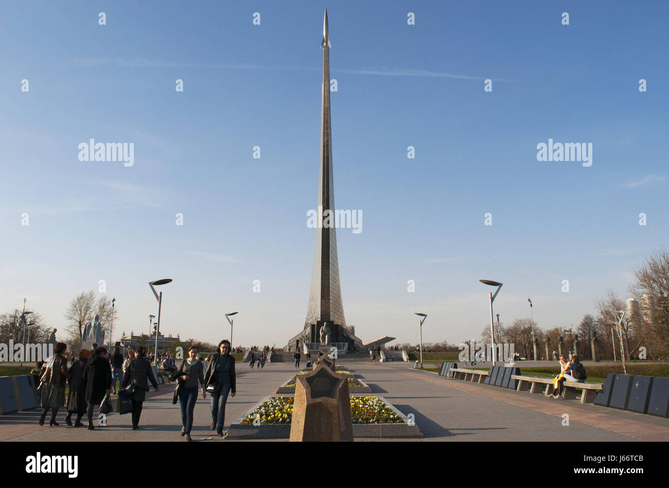 Il giardino a Prospect Mira e il Monumento ai conquistatori di spazio, costruito per celebrare i successi del popolo sovietico in esplorazione dello spazio Foto Stock