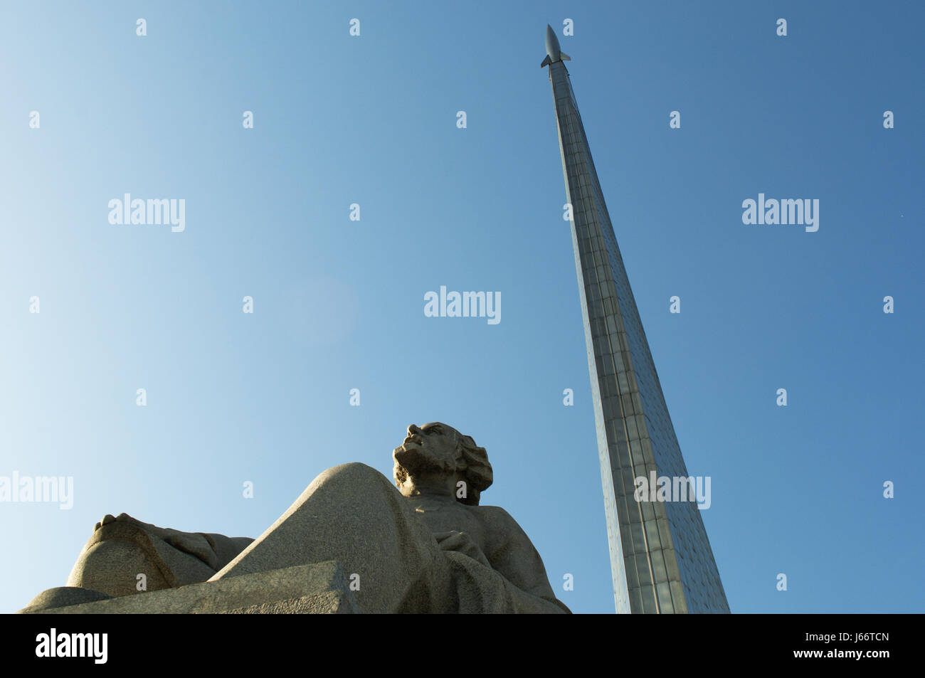 Statua di Konstantin Tsiolkovsky, precursore di astronautica, e il Monumento ai conquistatori di spazio, costruito per celebrare sovietica esplorazione dello spazio Foto Stock