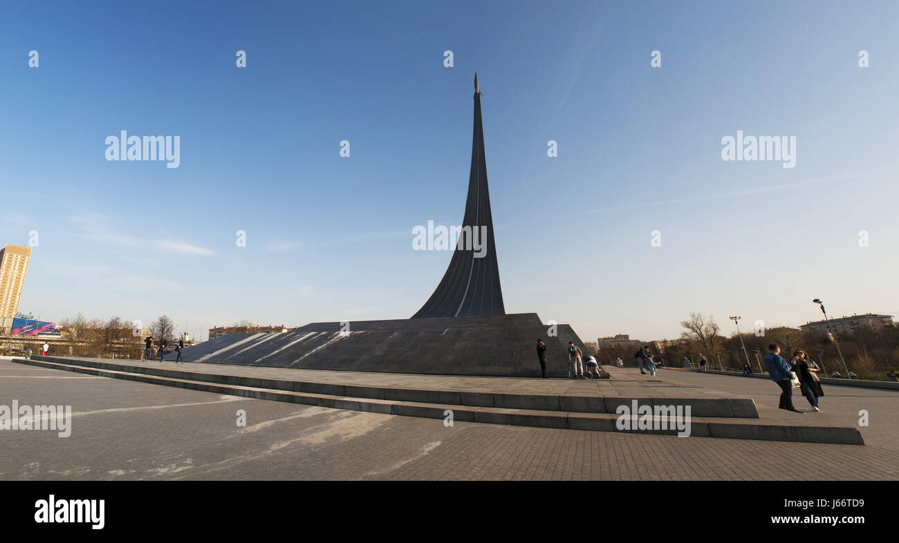 Mosca, Russia: vista del monumento per i conquistatori di spazio, costruito nel 1964 per celebrare i successi del popolo sovietico in esplorazione dello spazio Foto Stock