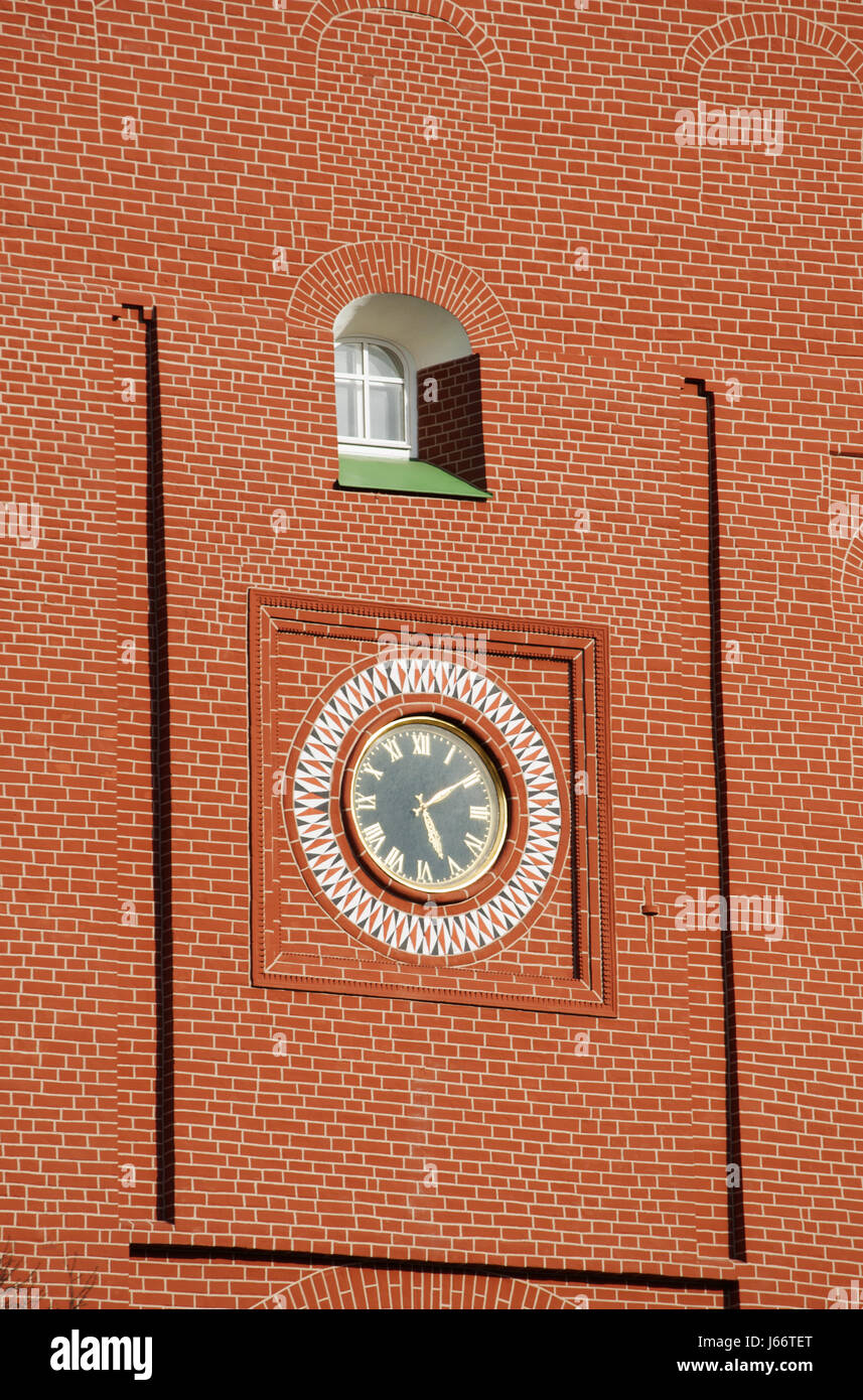 Mosca: l'orologio della torre Troitskaya (Trinity Torre), uno tra le mura del Cremlino di torri, costruito nel 1495-1499 dall'architetto italiano Aloisio da Milano Foto Stock