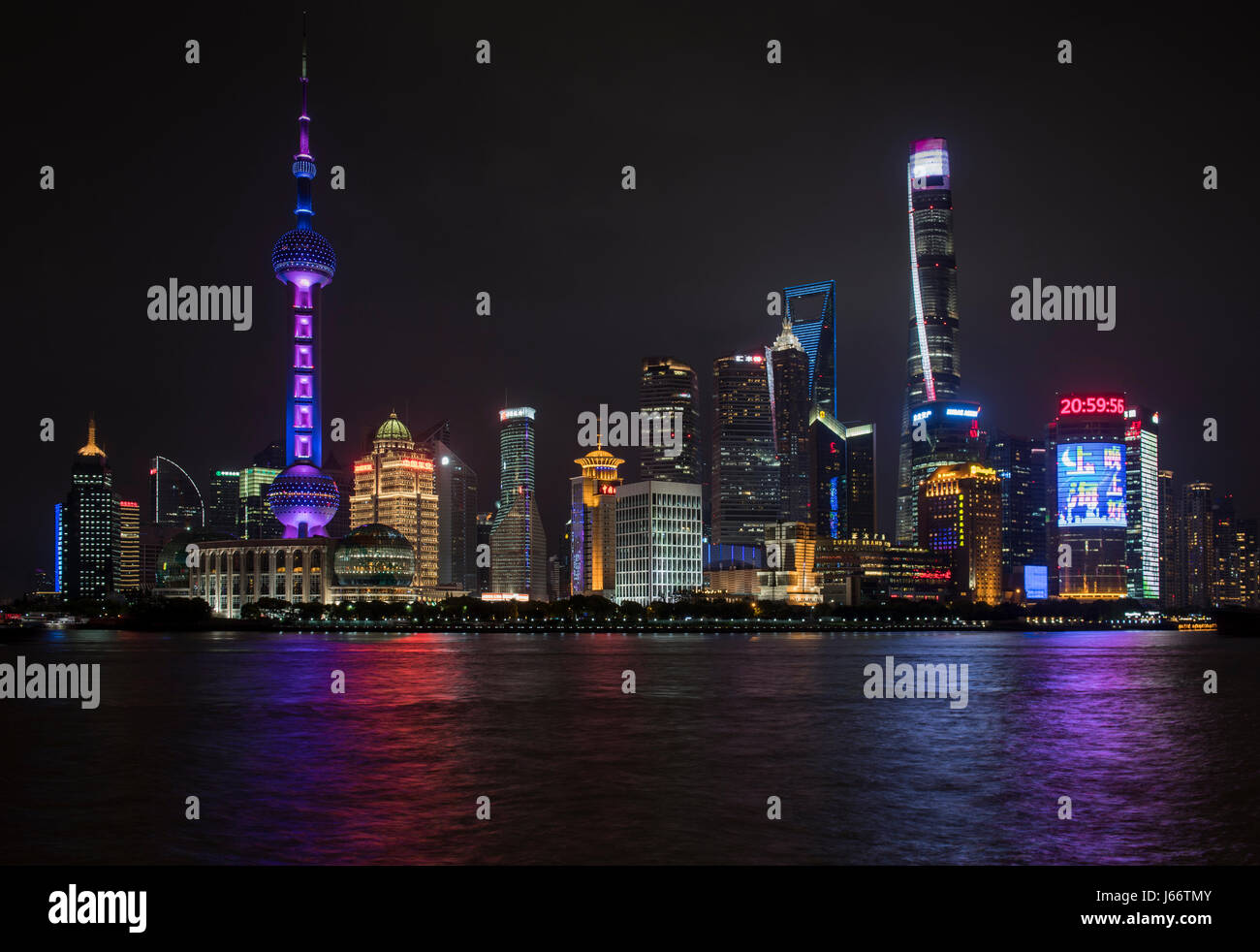 Skyline del quartiere Pudong visto dal Bund attraverso il fiume Huangpu a Shanghai in Cina Foto Stock