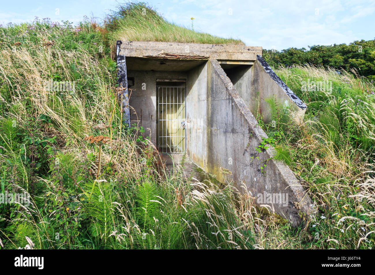 Ingresso a un mondo in disuso la Guerra II stazione radar bunker vicino Ringstead, Dorset, England, Regno Unito Foto Stock