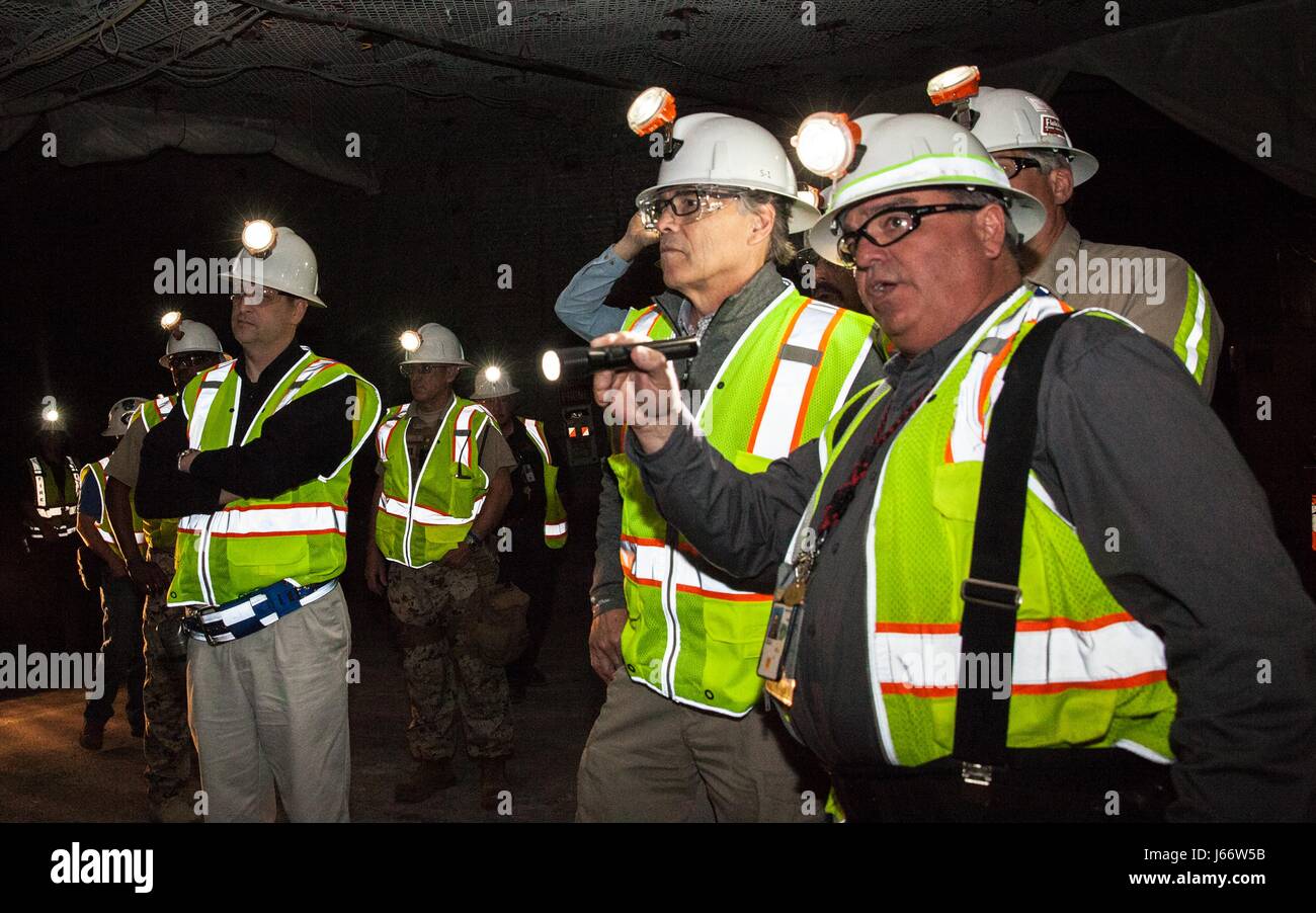 Stati Uniti Segretario di energia Rick Perry, centro, tours la metropolitana di isolamento dei rifiuti in impianti pilota facility Maggio 17, 2017 in Eunice, Nuovo Messico. L'isolamento dei rifiuti in impianti pilota o Wipptal, è uno dei più grandi del deposito in strati geologici profondi per scorie radioattive da sinistra alla ricerca e alla produzione di armi nucleari. Foto Stock