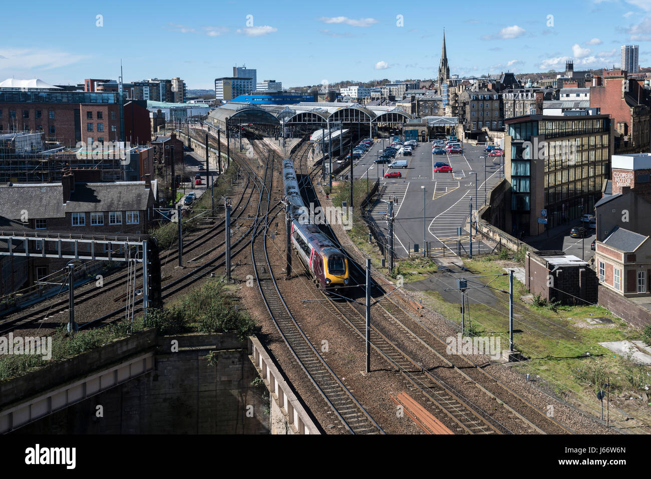 TransPennine Express treno direzione nord legato alla partenza da Newcastle upon Tyne Central Station, Inghilterra. Foto Stock