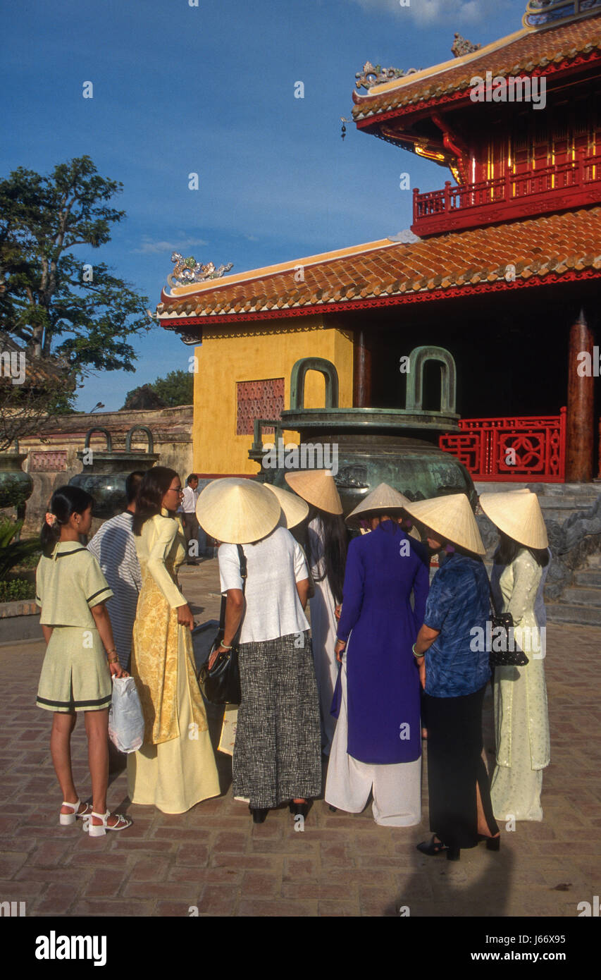 Il Vietnam, Hué turisti domestici ispezionare una delle nove urne dinastiche nel grande contenitore, gettato nel 1835-36 Foto Stock