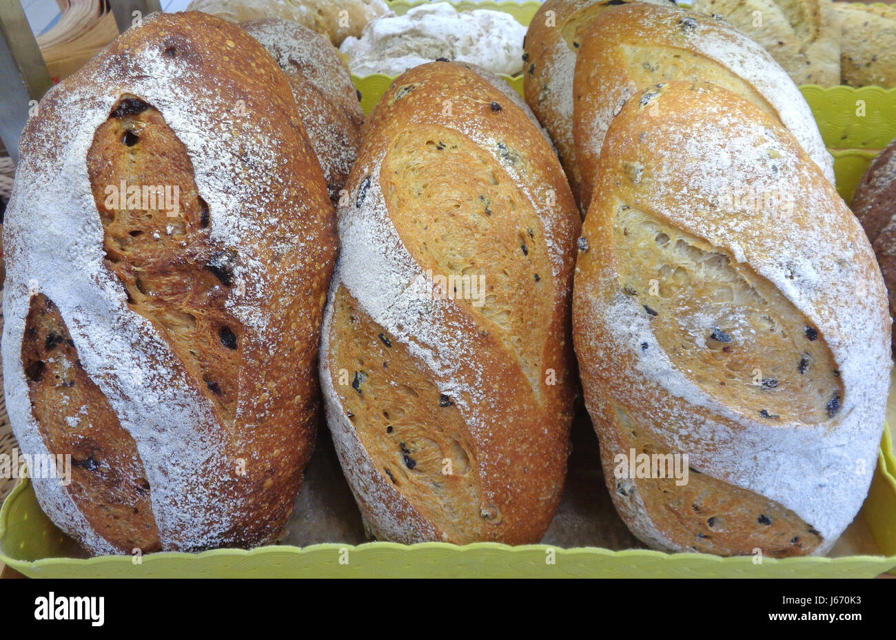 Mucchio di grano intero pani sul vassoio da forno, chiusi per lo sfondo, la texture Foto Stock