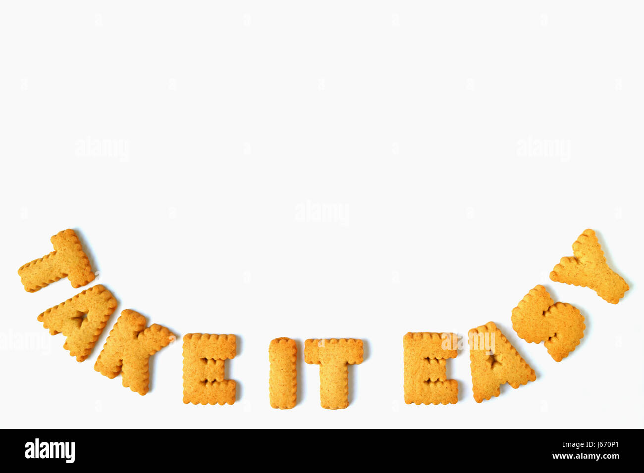 La parola Take it easy fatta con alfabeto biscotti di forma, isolato su sfondo bianco con spazio libero per il testo e il design Foto Stock