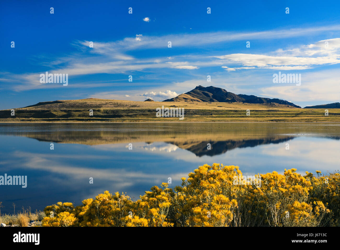 In questo colpo Frary picco sul Antelope Island State Park, Utah, Stati Uniti d'America riflette ancora acque del grande lago salato in Buffalo Bay. Foto Stock