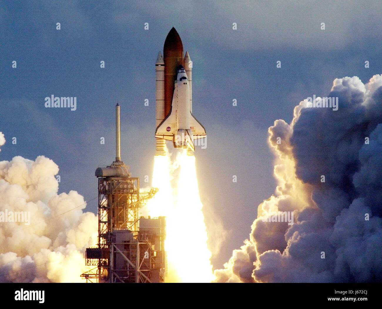 Il Centro Spaziale Kennedy, Fla. -- Lo Space Shuttle Atlantis cancella la torre come ruggisce nello spazio sulla missione STS-106 dopo una perfetta sul tempo di lancio a 8:45:47 a.m. EDT. In 11 giorni di missione alla stazione spaziale internazionale, i sette membri dell'equipaggio eseguirà le attività di supporto su orbita, il trasferimento di materiali di consumo e preparare il vivere in quarti per il neo arrivato Zvezda Service Module. Il primo di lunga durata equipaggio, soprannominato "Spedizione Uno", è dovuto per arrivare alla stazione in fine di autunno. Lo sbarco di Atlantis è mirato per 4:45 a.m. EDT sul Sett. 19 Preparare per avere la tua mente bruciata - La NASA ha raccolto insieme Foto Stock