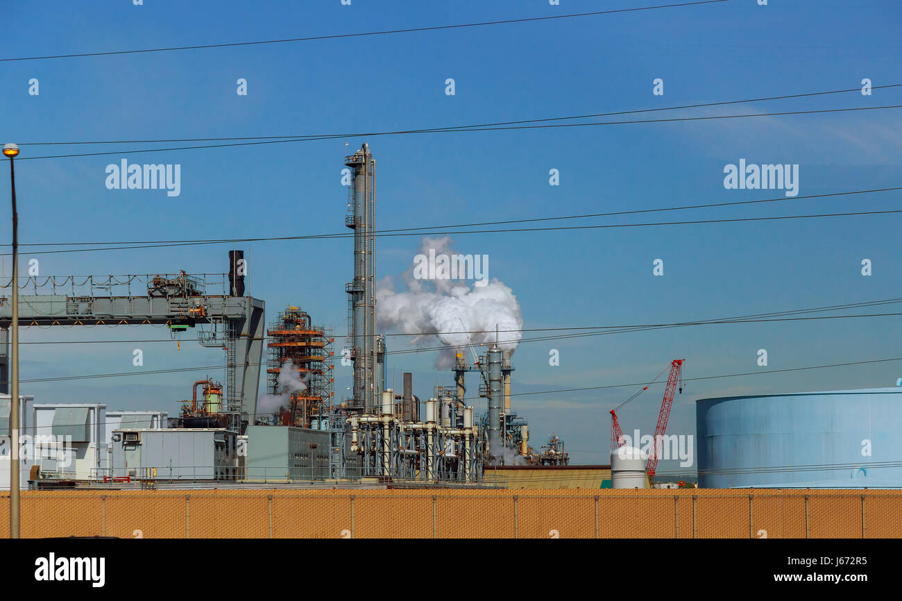 Industria petrolifera e del gas in elaborazione potente tubazioni, inquinamento, di raffineria oleodotti, lavoro Foto Stock