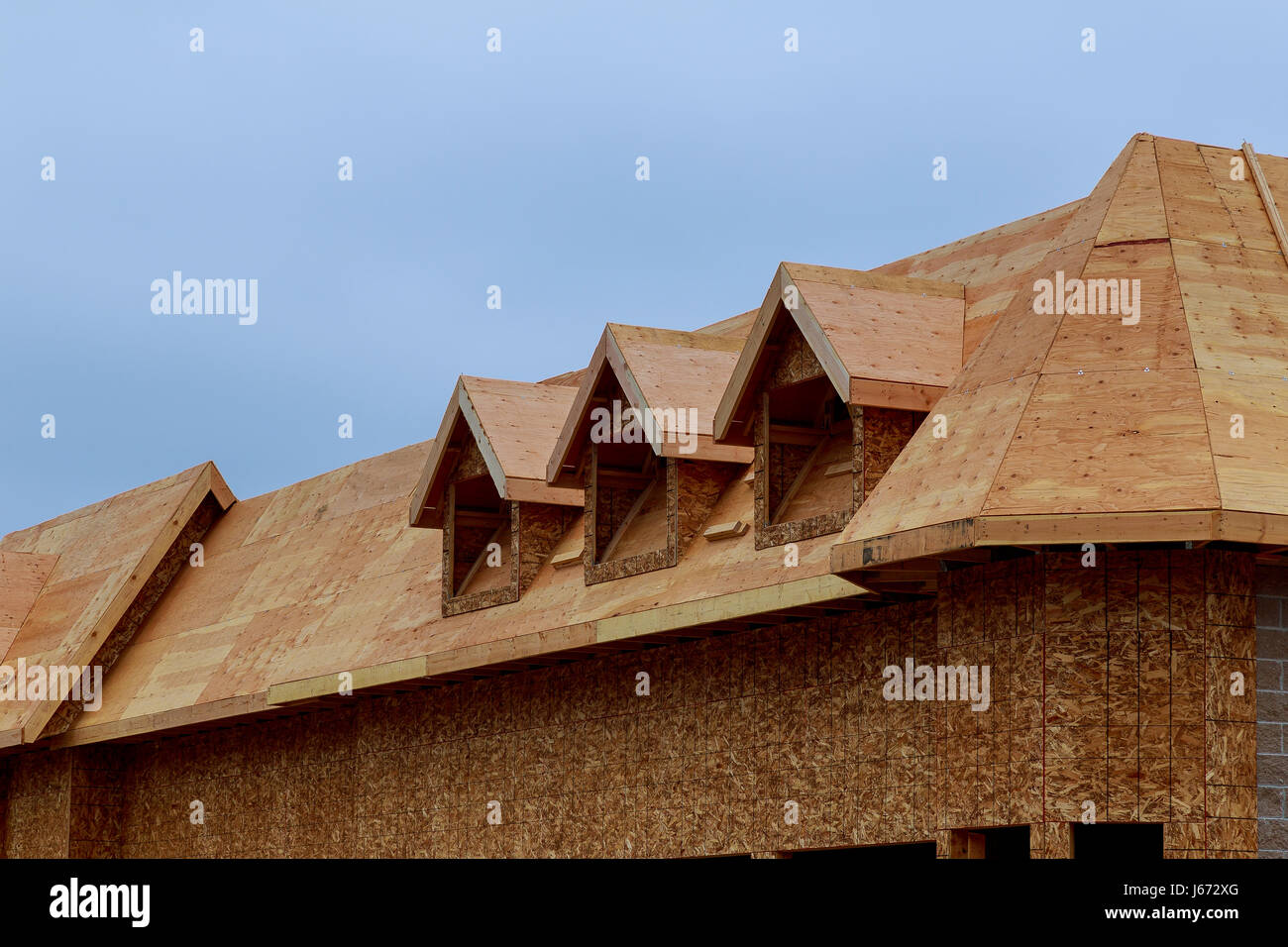 Nuove case in costruzione nel Nord America il caos apparente di una casa di telaio essendo costruito Foto Stock