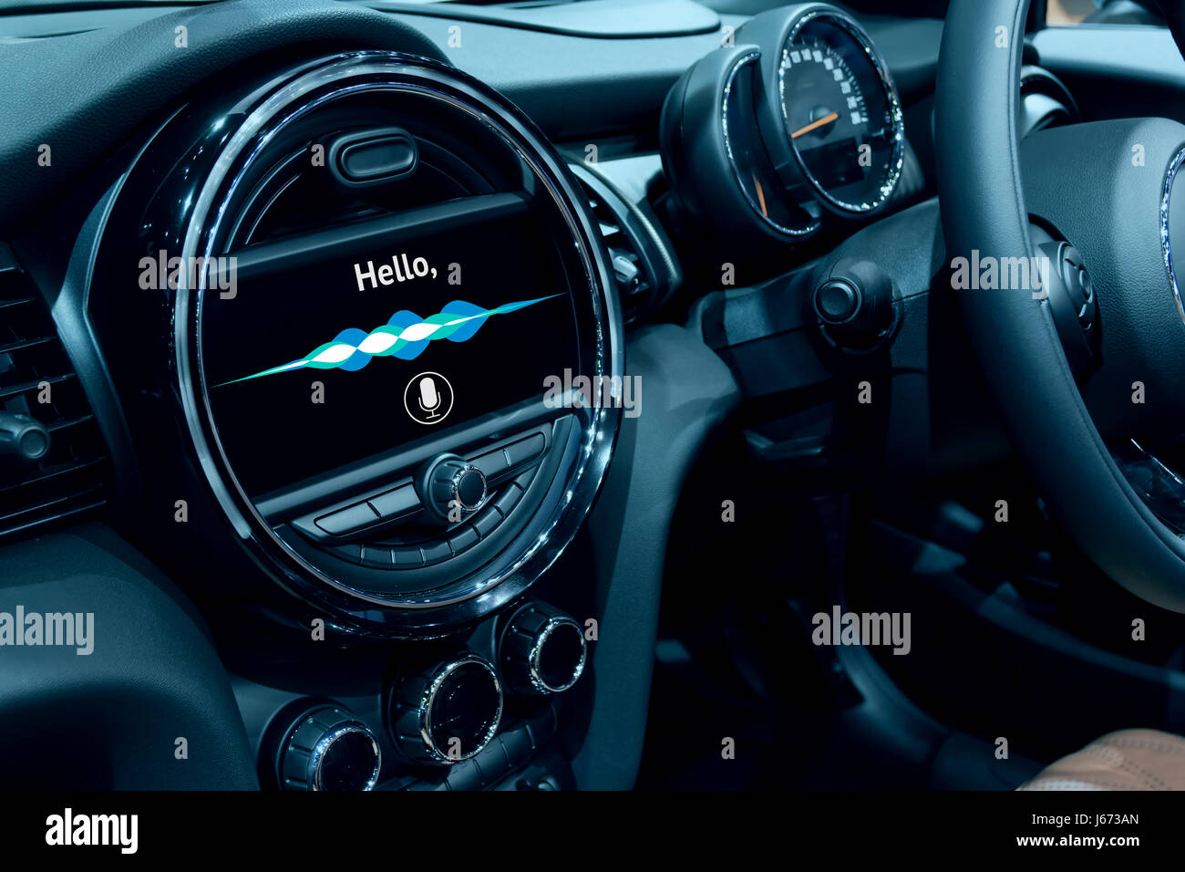 Il riconoscimento vocale , vocale parla e internet delle cose (iots) in vettura intelligente concetto. Auto 's console mostrano l'applicazione di visualizzazione e di onda sonora. Foto Stock