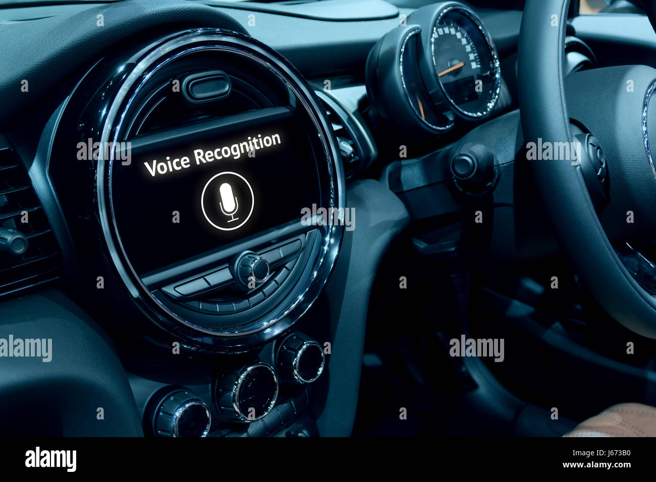 Il riconoscimento vocale , vocale parla e internet delle cose (iots) in vettura intelligente concetto. Auto 's console mostra applicazione Display e icona del microfono. Foto Stock