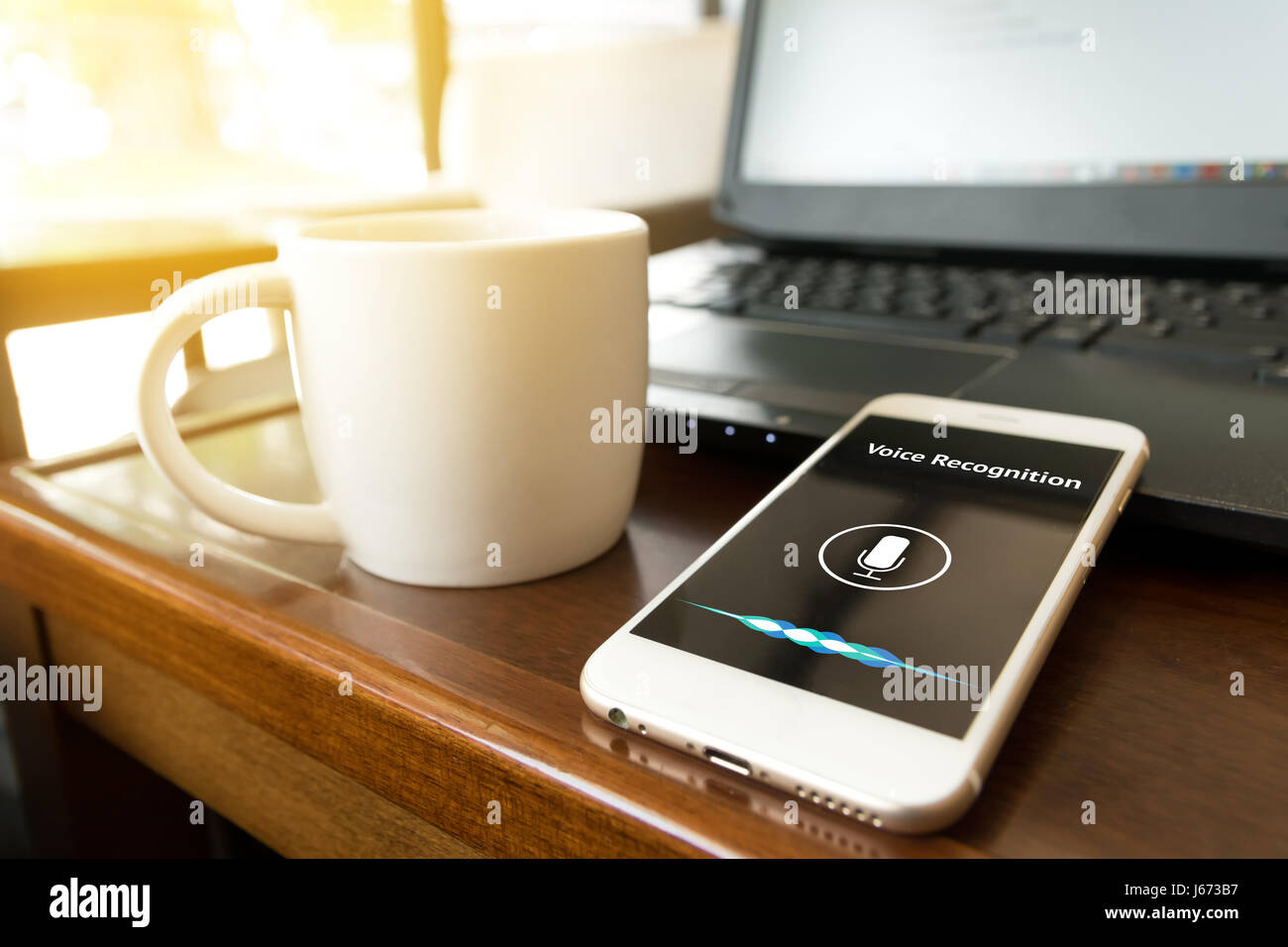 Il riconoscimento vocale , discorso di rilevare e profondo concetto di apprendimento. Applicazione sul telefono cellulare schermo nel coffee shop sfondo con svasatura effetto luce Foto Stock
