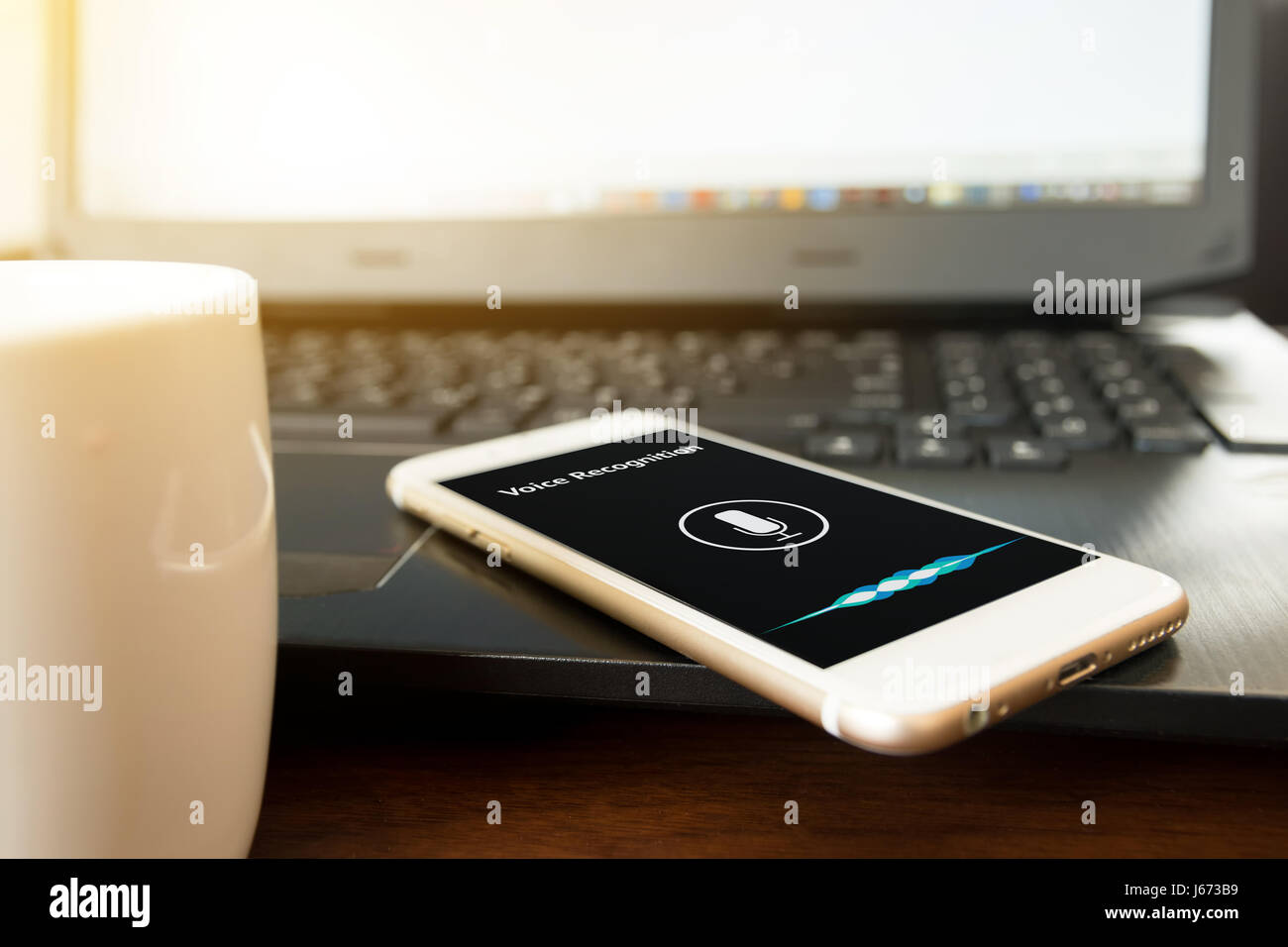 Il riconoscimento vocale , discorso di rilevare e profondo concetto di apprendimento. Applicazione sul telefono cellulare schermo nel coffee shop sfondo con svasatura effetto luce Foto Stock