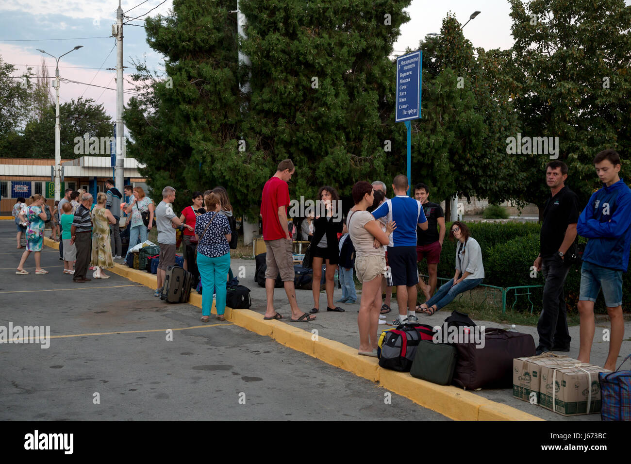 Tiraspol, Moldavia, persone in attesa alla fermata del bus Foto Stock