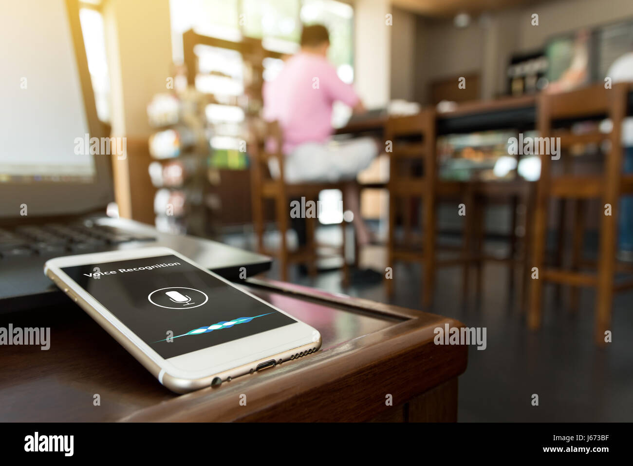 Il riconoscimento vocale , discorso di rilevare e profondo concetto di apprendimento. Applicazione sul telefono cellulare schermo nel coffee shop sfondo con svasatura effetto luce Foto Stock