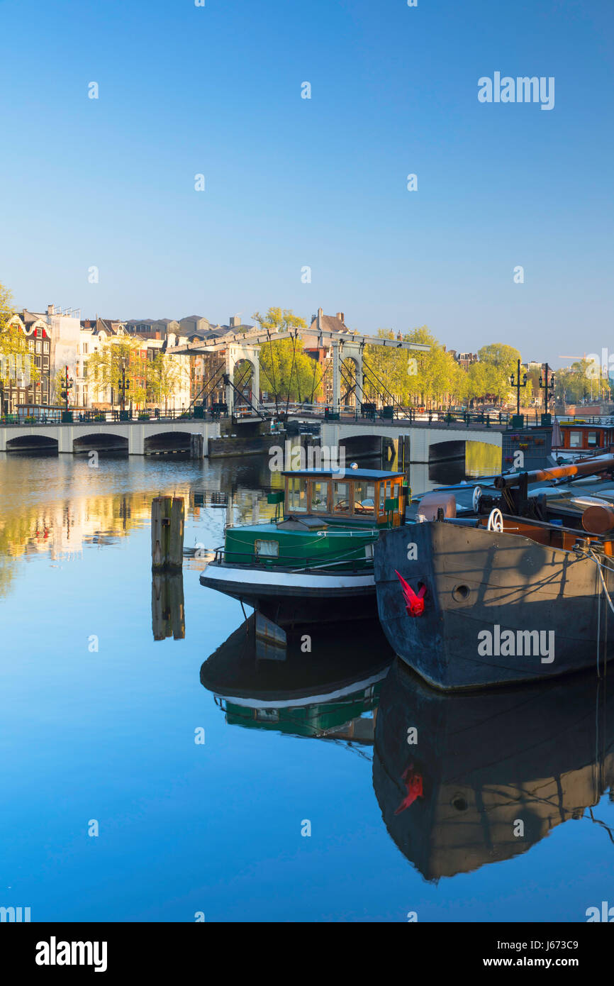 Le chiatte sul fiume Amstel di Amsterdam, Paesi Bassi Foto Stock