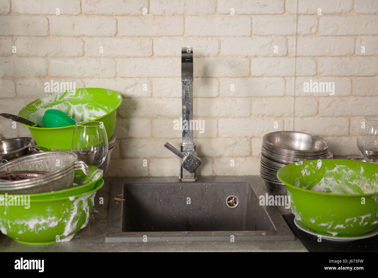 Utensili da cucina hanno bisogno di un lavaggio Foto Stock