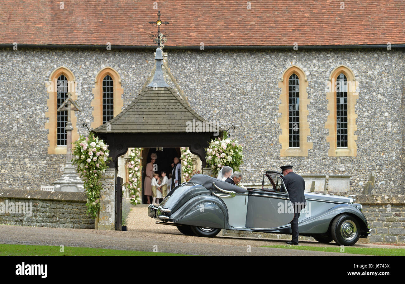 La Duchessa di Cambridge sorge nella Chiesa porta come lei guarda la sorella Pippa Middleton arrivano con il loro padre Michael Middleton, a San Marco chiesa in Englefield, Berkshire, per il suo matrimonio a millionaire groom James Matthews a un evento doppiato il matrimonio della società dell'anno. Foto Stock