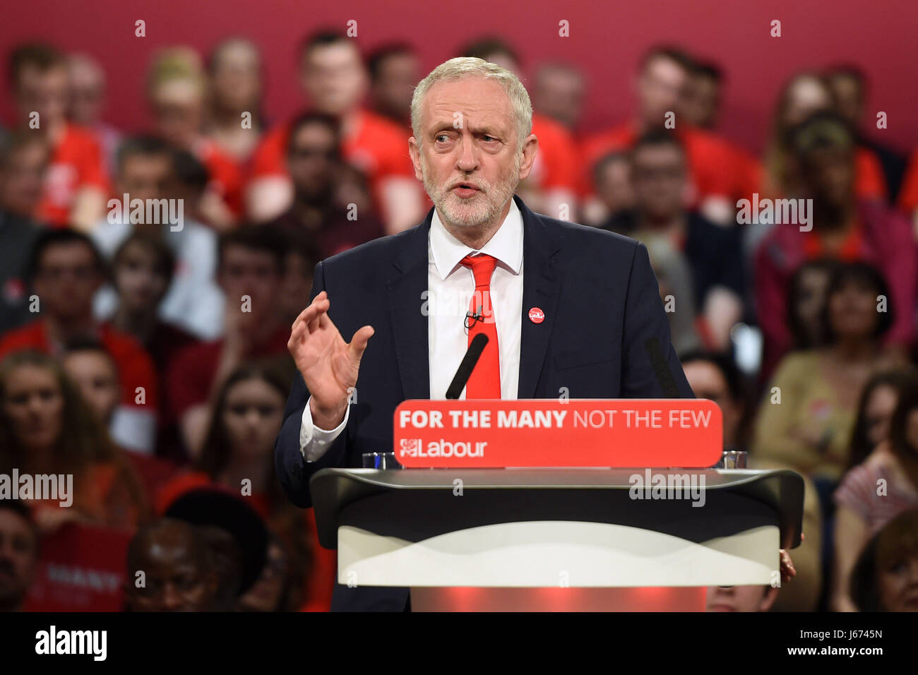 Leader laburista Jeremy Corbyn sostenitori indirizzi durante una campagna elettorale evento presso il Centro Convegni Internazionale di Birmingham. Foto Stock