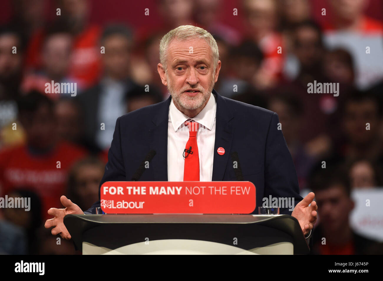 Leader laburista Jeremy Corbyn sostenitori indirizzi durante una campagna elettorale evento presso il Centro Convegni Internazionale di Birmingham. Foto Stock
