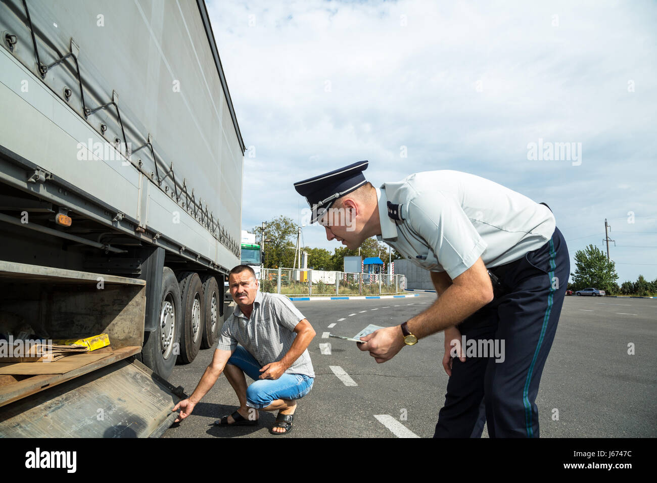 Tudora, Moldavia, il controllo di un autocarro sul confine Moldovan-Ukrainian Foto Stock